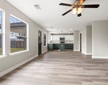 2406 Pinpoint Drive - Photo Thumbnail 11