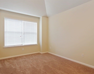 8922 Sailing Drive - Photo Thumbnail 11