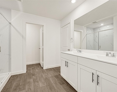 1015 Blue Stone Drive - Photo Thumbnail 7