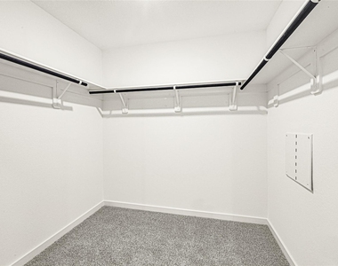 1015 Blue Stone Drive - Photo Thumbnail 8