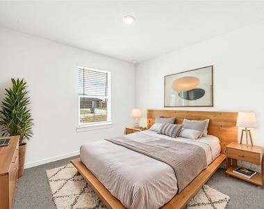 1015 Blue Stone Drive - Photo Thumbnail 9