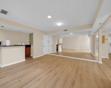 2109 Nantucket Drive - Photo Thumbnail 7
