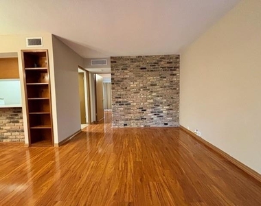 2201 Fountain View Drive - Photo Thumbnail 3