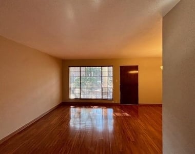 2201 Fountain View Drive - Photo Thumbnail 4