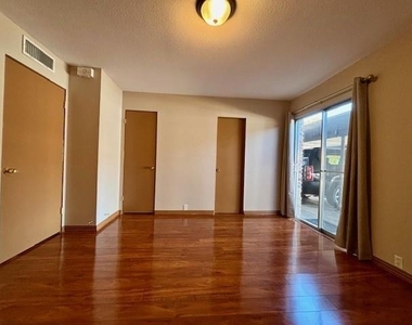 2201 Fountain View Drive - Photo Thumbnail 7