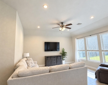 1122 Orange Dawn Drive - Photo Thumbnail 9