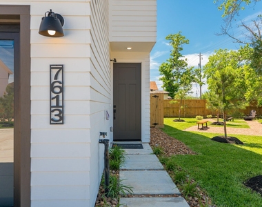 7613 Victory Reserve Street - Photo Thumbnail 2