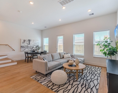 7613 Victory Reserve Street - Photo Thumbnail 3