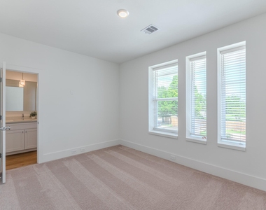 7613 Victory Reserve Street - Photo Thumbnail 18