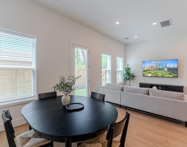 7613 Victory Reserve Street - Photo Thumbnail 8