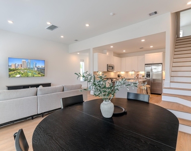 7613 Victory Reserve Street - Photo Thumbnail 7