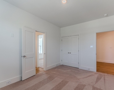 7613 Victory Reserve Street - Photo Thumbnail 15