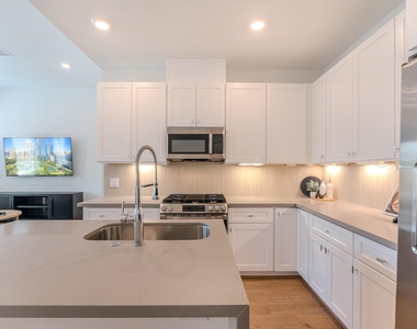 7613 Victory Reserve Street - Photo Thumbnail 6