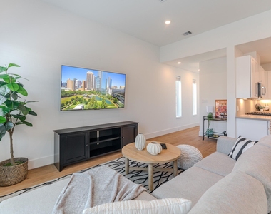7613 Victory Reserve Street - Photo Thumbnail 4