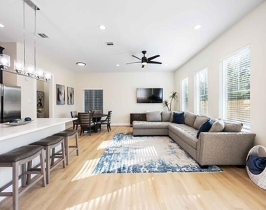 5718 Beall Street - Photo Thumbnail 4