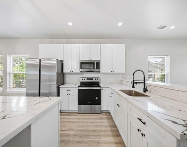 5709 Annunciation Street - Photo Thumbnail 8