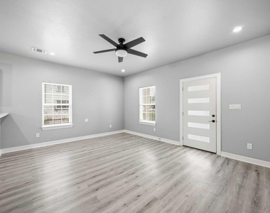 5709 Annunciation Street - Photo Thumbnail 3