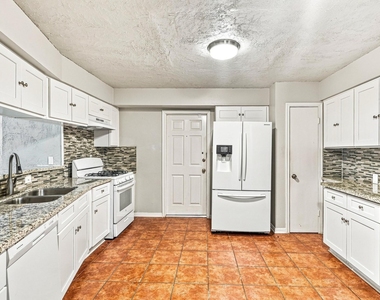 2005 Yorktown Court S - Photo Thumbnail 6