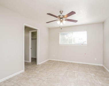 2515 Village Circle Drive - Photo Thumbnail 8