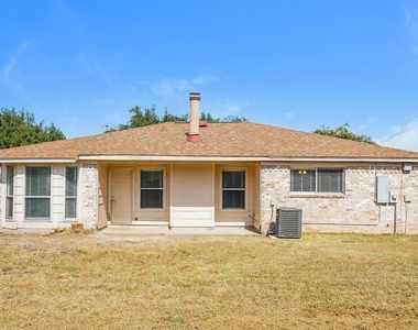 2515 Village Circle Drive - Photo Thumbnail 13