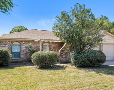 2515 Village Circle Drive - Photo Thumbnail 1