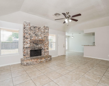 2515 Village Circle Drive - Photo Thumbnail 3
