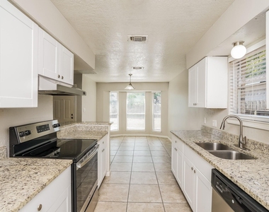 2515 Village Circle Drive - Photo Thumbnail 6