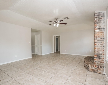 2515 Village Circle Drive - Photo Thumbnail 2