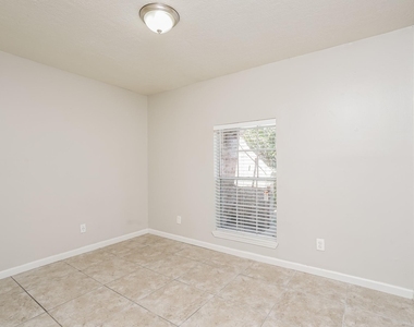 2515 Village Circle Drive - Photo Thumbnail 10