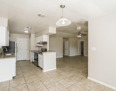 2515 Village Circle Drive - Photo Thumbnail 4