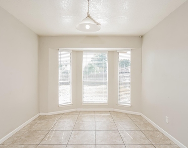 2515 Village Circle Drive - Photo Thumbnail 5