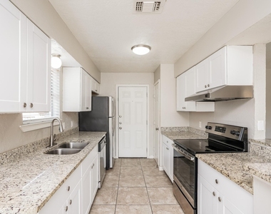 2515 Village Circle Drive - Photo Thumbnail 7