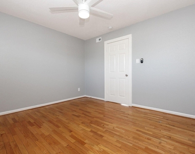 2919 Wentworth Street - Photo Thumbnail 14