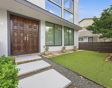 734 E 8th Street - Photo Thumbnail 1