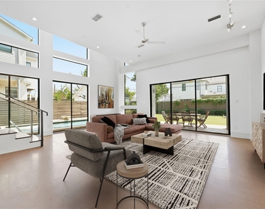 734 E 8th Street - Photo Thumbnail 7
