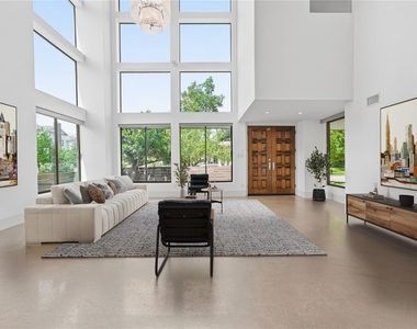 734 E 8th Street - Photo Thumbnail 3