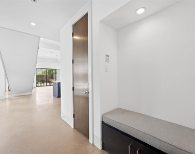 734 E 8th Street - Photo Thumbnail 5