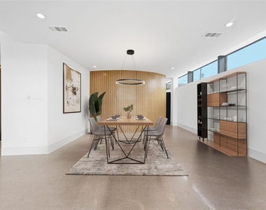 734 E 8th Street - Photo Thumbnail 4