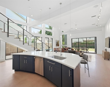 734 E 8th Street - Photo Thumbnail 6