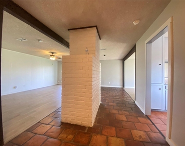 815 Ramada Drive - Photo Thumbnail 3