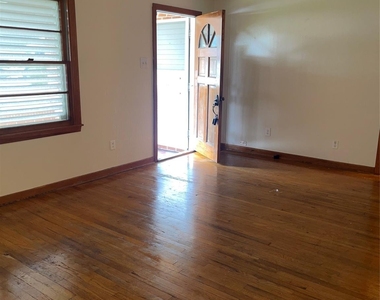 2114 Evergreen Lane - Photo Thumbnail 5
