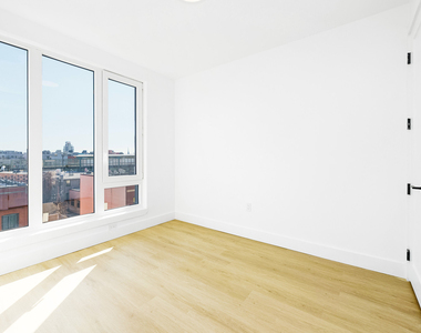 649 Hart St - Photo Thumbnail 5