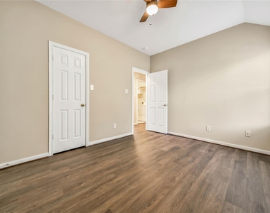 111 W Burberry Circle - Photo Thumbnail 27