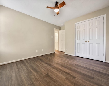 111 W Burberry Circle - Photo Thumbnail 23
