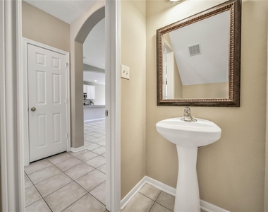 111 W Burberry Circle - Photo Thumbnail 7