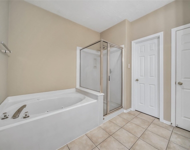 111 W Burberry Circle - Photo Thumbnail 21
