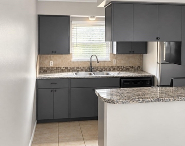 404 S Hood Street - Photo Thumbnail 2
