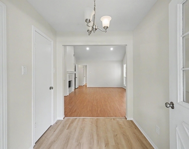 117 N Woodstock Circle Drive - Photo Thumbnail 2