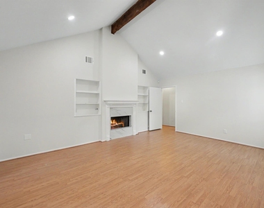 117 N Woodstock Circle Drive - Photo Thumbnail 3