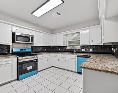 2402 Oak Shores Drive - Photo Thumbnail 10